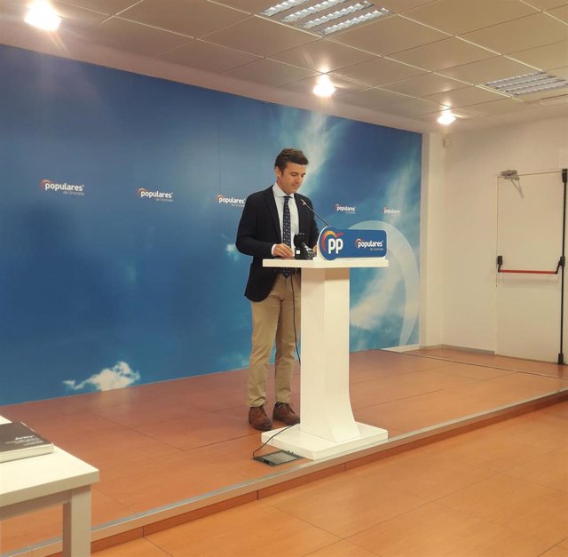 El secretario general del PP de Granada, Jorge Saavedra, en rueda de prensa.