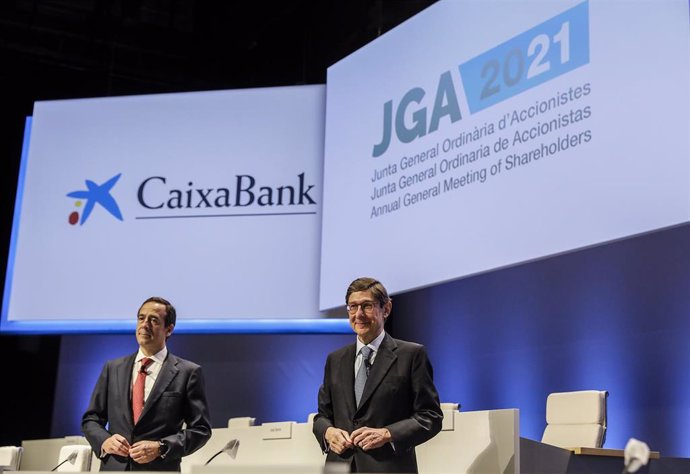 El presidente de Caixabank, José Ignacio Goirigolzarri (d), y el consejero delegado de la entidad, Gonzalo Gortázar (i), durante una reunión de la Junta General de Accionistas de Caixabank, a 14 de mayo de 2021, en Valencia.