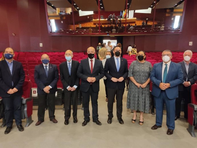 El presidente de la Diputación de Córdoba, Antonio Ruiz (cuarto por la izda.), y el rector de la UCO, José Carlos Gómez Villamandos (quinto), en la presentación de las actividades de la Cátedra Repobla.