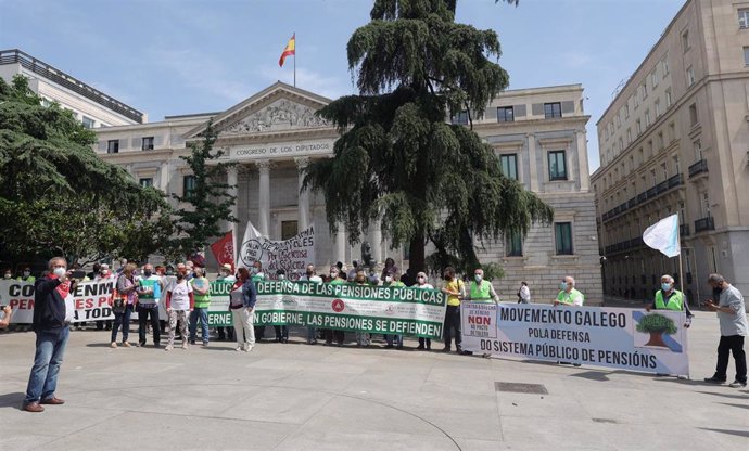 Colectivos de pensionistas concentrados frente al Congreso