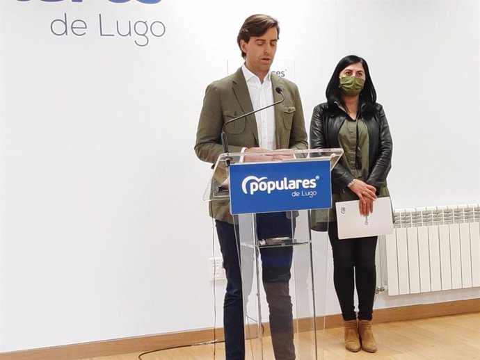 El vicesecretario de comunicación del PP, Pablo Montesinos, y la presidenta provincial del PP de Lugo, Elena Candia, en rueda de prensa
