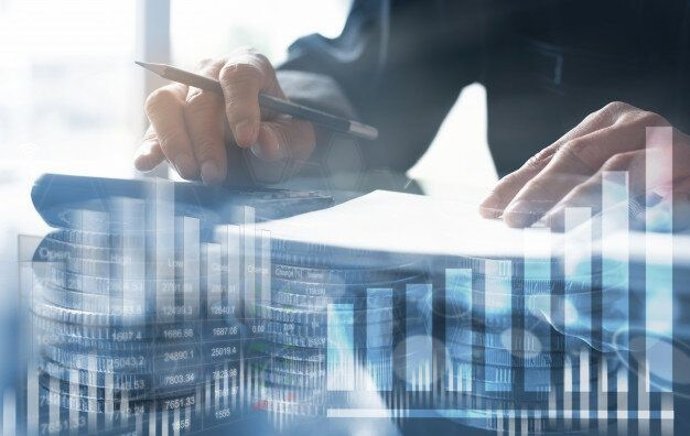 Hombre haciendo cálculos