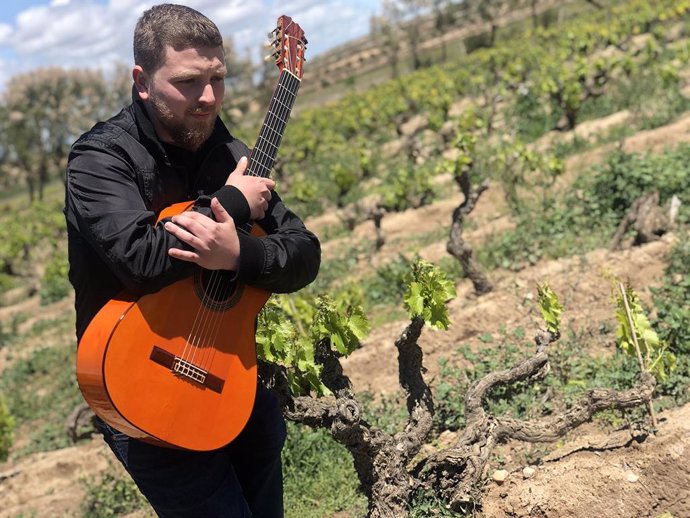 El guitarrista Alejandro Hurtado en viñedos de Queirónl