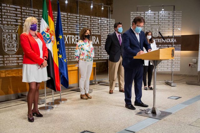 Vara y agentes sociales en la firma del Pacto por la Igualdad de Género