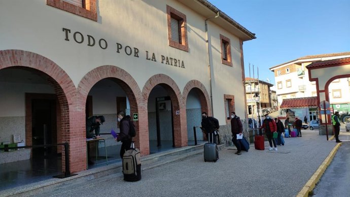 Archivo - Alumnos de la 126 promoción de acceso a la escala de Cabos y Guardias llegan a la Academia de la Guardia Civil de Baeza.