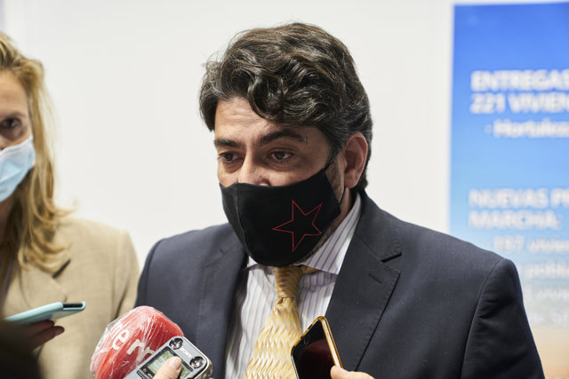 El consejero de Vivienda y Administración Local en funciones de la Comunidad de Madrid, David Pérez, responde a los medios en la inauguración oficial del Salón Inmobiliario de Madrid SIMA 2021