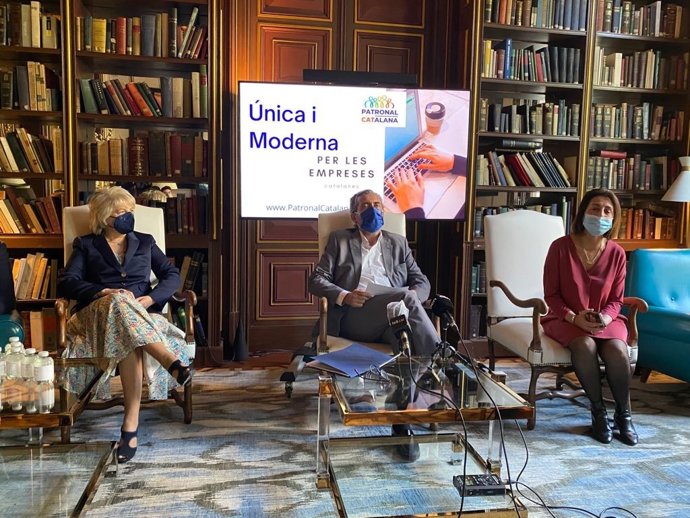 El presidente de Patronal Catalana, Pere Barrios, junto a los vicepresidentes de la patronal, Natalia Guart y Elisabeth Prieto