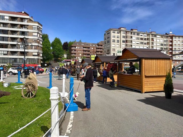 Personas paseando en la Feria de la Ascensión en La Losa de Oviedo.