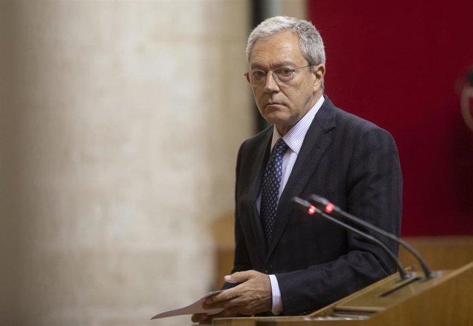 Archivo - El consejero de Economía, Rogelio Velasco, durante una intervención en el Pleno del Parlamento, foto de archivo