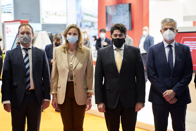 La consejera de Medio Ambiente en funciones, Paloma Martín; el consejero de Vivienda en funciones de la Comunidad de Madrid, David Pérez; y el secretario general de Agenda Urbana y Vivienda, David Lucas, en la inauguración oficial de SIMA 2021