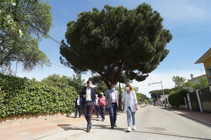 El alcalde de Valladolid, Óscar Puente, encabeza la visita a la renovada calle Resina.