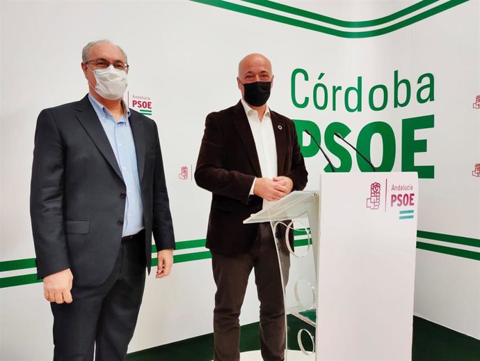 Archivo - Juan Pablo Durán y Antonio Ruiz en la sede del PSOE de Córdoba.