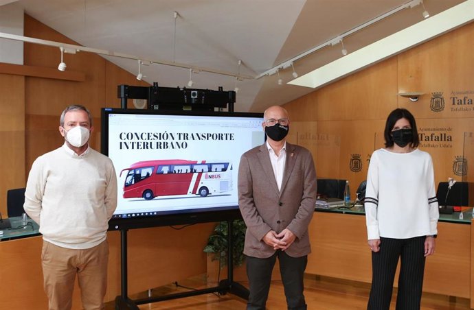 El alcalde de Tafalla, Jesús Arrizubietala, el consejero de Cohesión Territorial, Bernardo Ciriza, y la directora general de Transportes, Berta Miranda