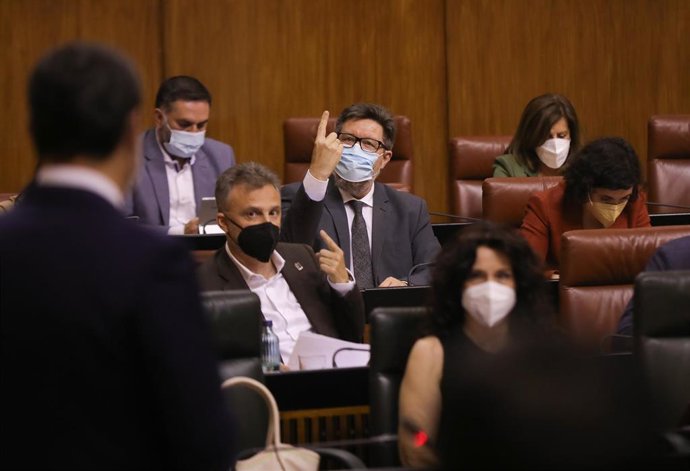 El presidente de la Junta, Juanma Moreno, interviene en el Pleno del Parlamento en respuesta a la pregunta del portavoz del Grupo Socialista, José Fiscal, en la sesión de control al Gobierno.
