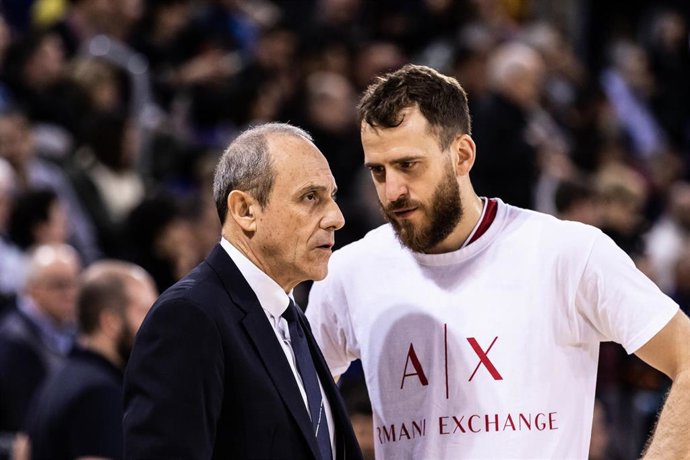 Archivo - Sergio Rodriguez of Ax Armani Exchange Milan and Ettore Messina, Head coach of Ax Armani Exchange Milan, during the Turkish Airlines EuroLeague match between  FC Barcelona  and Olimpia Milan at Palau Blaugrana on February 07, 2020 in Barcelona.