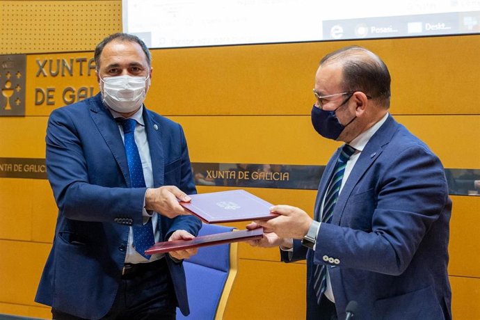 El conselleiro de Sanidade, Julio García Comesaña, en la firma del convenio con el rector de la Universidade de Santiago de Compostela, Antonio López
