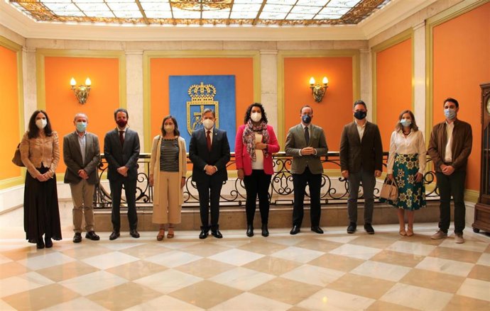 El alcalde, Alfredo Canteli, recibe a los nuevos funcionarios municipales.