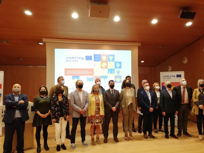 Representantes de los cinco territorios que componen el proyecto GATURI. En el centro: Ana Beriáin, presidenta de AEHN, Mikel Irujo, consejero de Desarrollo Económico y Empresarial, e Itziar Gómez, consejera de Desarrollo Rural y Medio Ambiente