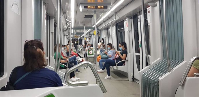 Archivo - Usuarios del Metro de Sevilla