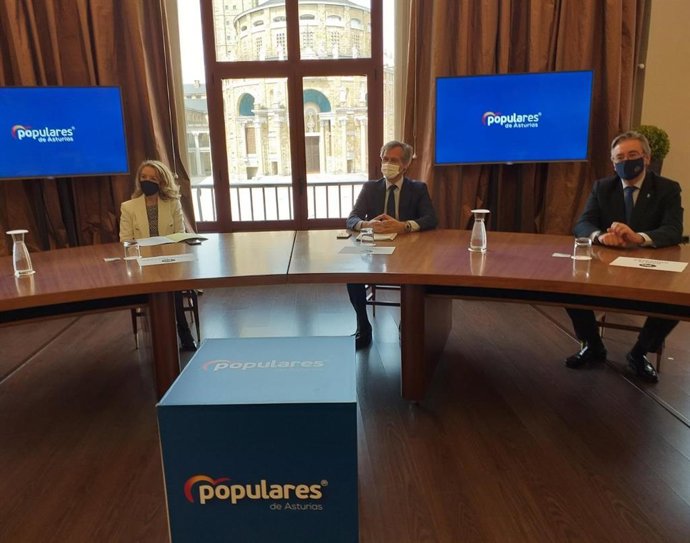 El vicesecretario de Política Territorial del PP, Antonio González Terol, junto a la presidenta del PP de Asturias, Teresa Mallada, y al diputado regional y presidente del PP gijonés, Pablo González, Gijón