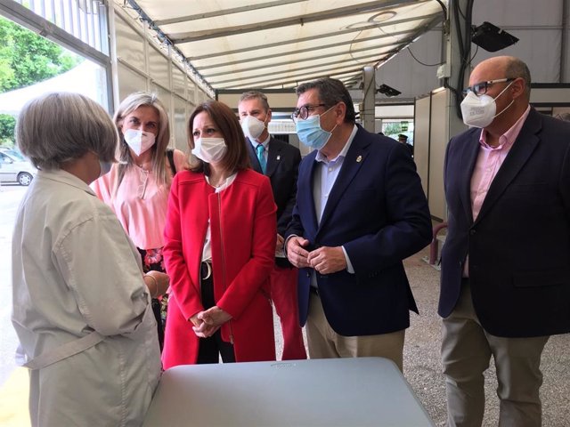 Patricia Navarro, delegada del Gobierno andaluz en Málaga, en la visita al punto de vacunación masiva de Vélez Málaga ubicado en el recinto ferial