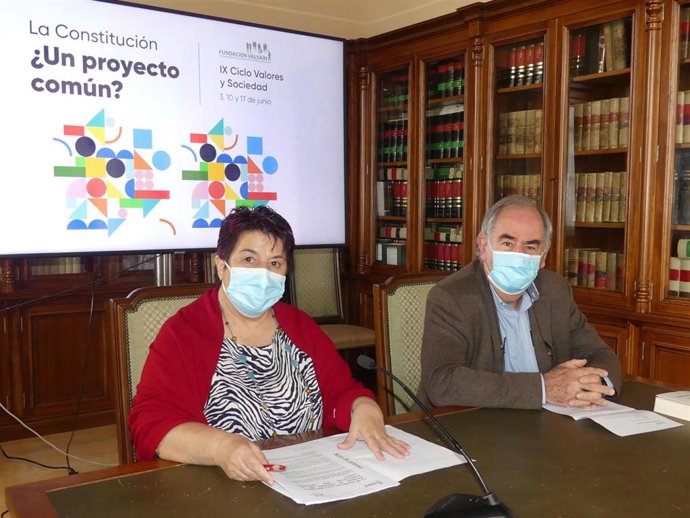 La alcaldesa de Segovia, Clara Luquero (izquierda) y el presidente de la Fundación Valsaín, Álvaro Gil Robles (derecha).