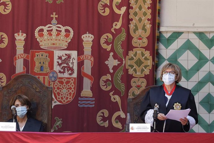 La Fiscal General del Estado, Dolores Delgado (i), preside la toma de posesión de la nueva fiscal superior de Aragón, María Asunción Losada 