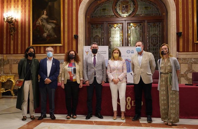 Foto de familia del equipo de gobierno y la Fundación Ronald McDonald en el Ayuntamiento