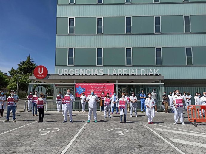 Concentración de profesionales de Urgencias ante el CHN