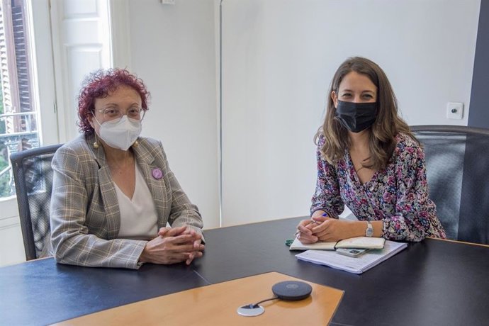 La diputada de Unidas Podemos Gloria Santiago con la directora del IBDona, María Durán.