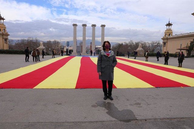 Archivo - Arxiu - La presidenta de l'ANC, Elisenda Paluzie, en una acció en la qual han desplegat una estelada a les fonts de Montjuïc de Barcelona.