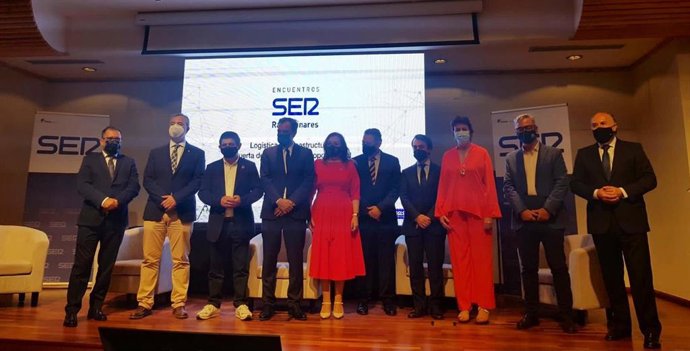 Asistentes al encuentro sobre logística e infraestructuras.