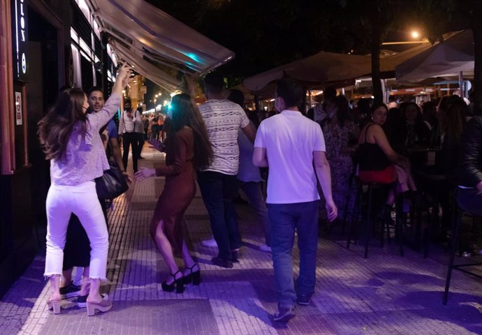 Varias personas en la terraza de un bar en la primera noche sin toque de queda tras el fin del estado de alarma en Sevilla.