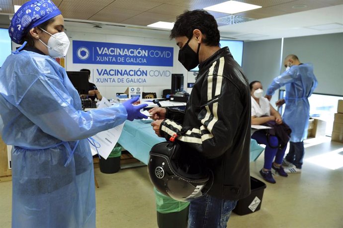 Un joven acude a recibir una dosis de la vacuna de AstraZeneca en el Complejo Hospitalario Universitario de Ourense, a 27 de mayo de 2021, en Ourense, Galicia (España). 