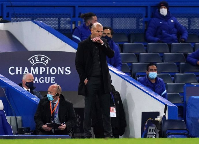 05 May 2021, United Kingdom, London: Real Madrid manager Zinedine Zidane gestures on the touchline during the UEFA Champions League Semi-Final second leg soccer match between Chelsea FC and Real Madrid CF at Stamford Bridge. Photo: Adam Davy/PA Wire/dpa