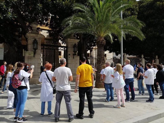 Interinos de la Diputación de Alicante exigen la paralización de las oposiciones: "No somos personal de usar y tirar"