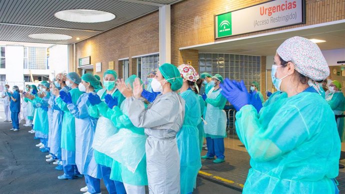 Profesionales sanitarios aplauden a las puertas del Hospital Virgen del Rocío