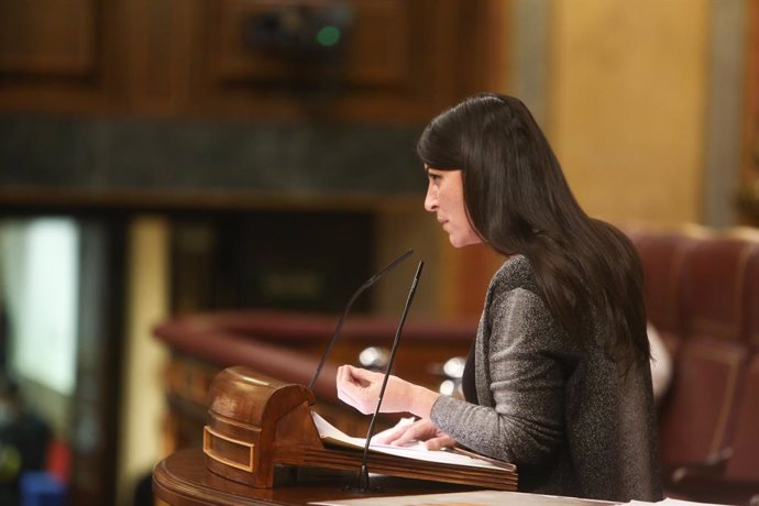 La secretaria general del Grupo Parlamentario Vox en el Congreso, Macarena Olona, interviene durante una sesión de control en el Congreso de los Diputados, a 12 de mayo de 2021, 