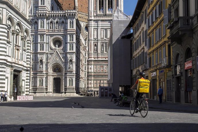 Archivo - Un repartidor en una calle de Florencia, Italia