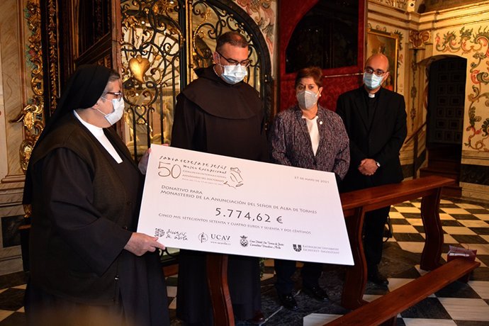Entrega del donativo  del Congreso Internacional sobre Santa Teresa al Monasterio de Alba de Tormes.