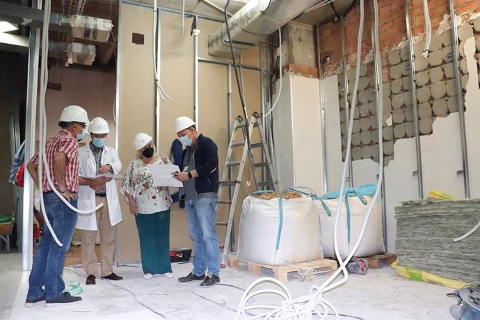 La delegada de Salud en Huelva, Manuela Caro, visita las obras en la central de esterilización.