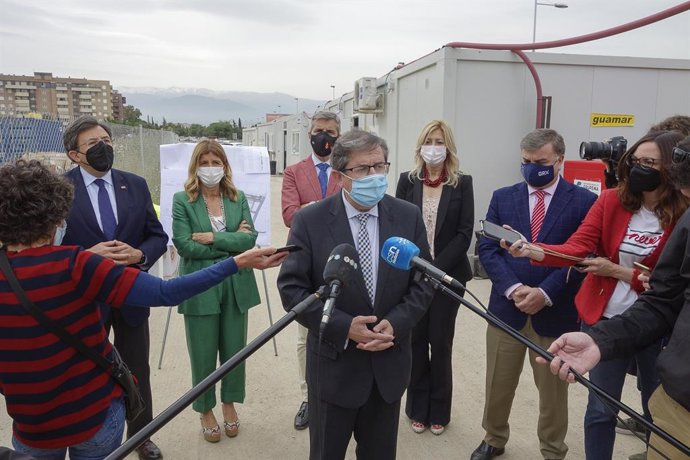 El primer teniente de alcalde del Ayuntamiento de Granada y concejal de Urbanismo, Luis González, atiende a los medios de comunicación.