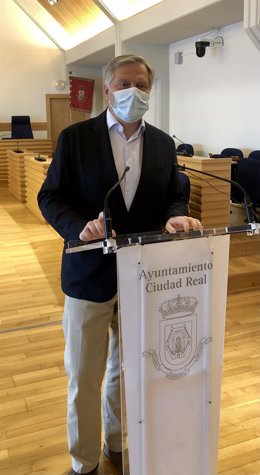 El portavoz del PP en el Ayuntamiento de Ciudad Real, Paco Cañizares, en rueda de prensa.