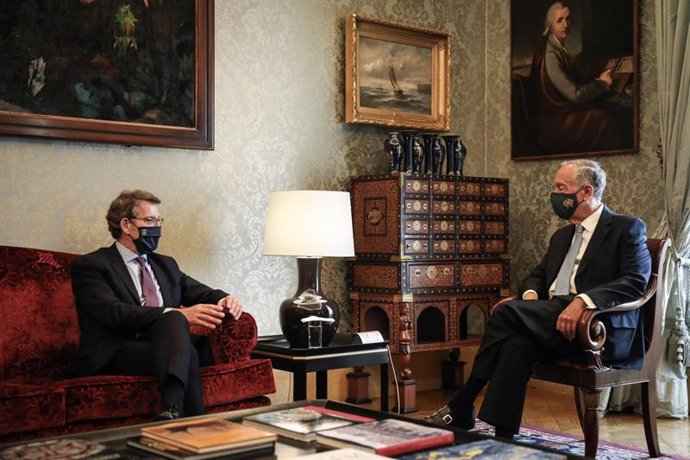 El titular del Gobierno gallego, Alberto Núñez Feijóo, con el presidente de la República de Portugal, Marcelo Rebelo de Sousa, en Lisboa