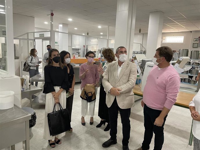 Visita del delegado territorial de la Consejería de Educación y Deporte de la Junta en Cádiz, Miguel Andréu, al IES Torre del Tajo de Barbate.