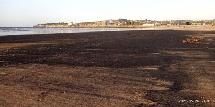 Llegada de carbón a la playa de San Lorenzo, en Gijón