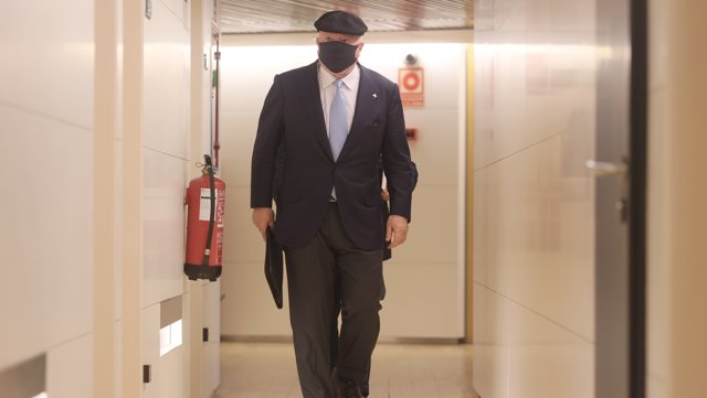 El excomisario del Cuerpo Nacional de Policía José Manuel Villarejo Pérez a su llegada a la Comisión de Investigación para ser interrogado sobre la utilización de medios de Interior para favorecer al PP 