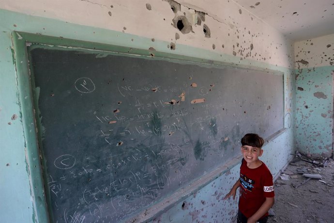 27 May 2021, Palestinian Territories, Gaza City: APalestinian boy inspects a classroom at a school previously hit by Israeli airstrikes on Gaza City. Israel and the Palestinian Islamist movement Hamas have so far been keeping to an agreed ceasefire tha
