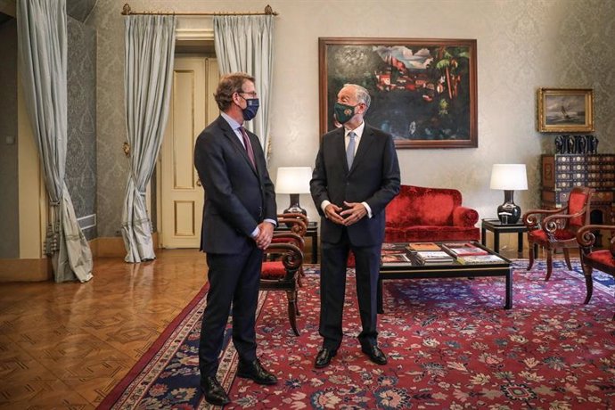 El titular de la Xunta, Alberto Núñez Feijóo, con el presidente de la República de Portugal, Marcelo Rebelo de Sousa, en Lisboa