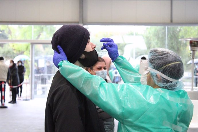 Archivo - Una sanitaria realiza una prueba de coronavirus en Sa Pobla durante los cribados de diciembre.